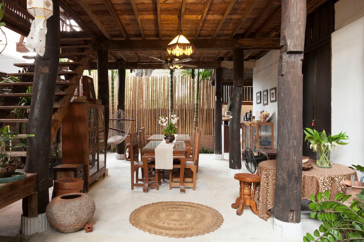 บ้านศรีธา บ้านพักไม้ทรงเสน่ห์ (Baan Sri Dha)